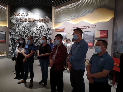 图片2：参观新圩阻击战史实陈列馆