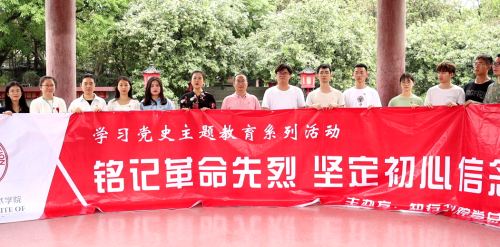 图13：师生党员在纪念亭内合唱红歌《没有共产党就没有新中国》