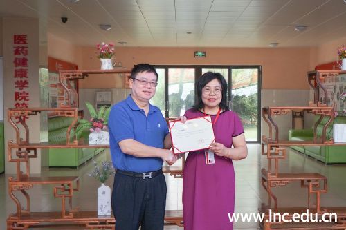 图书馆卫丽君馆长为劳汉生校长颁发捐赠证书