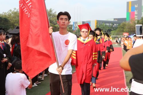 校领导班子在校旗指引下步入会场