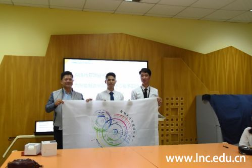 （图三：肖亚聪副书记为媒体中心授部旗）