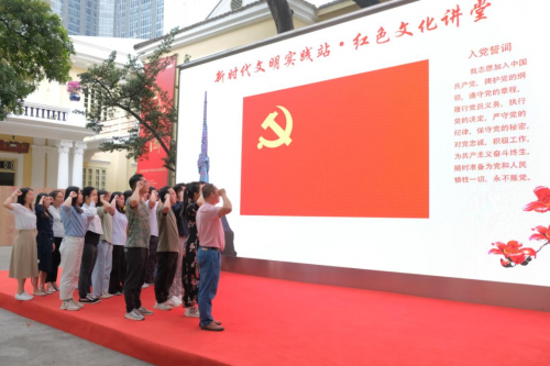 图16：余生书记引领师生党员在纪念馆宣读入党誓词(1)