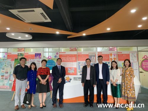 宾主双方在动漫实训室前合影