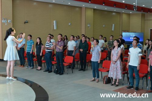 8 图片8：全体党员齐唱《没有共产党就没有新中国》