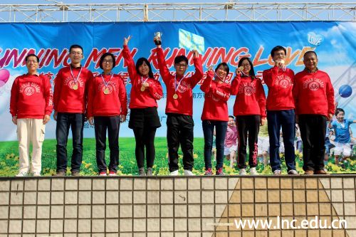 公益助跑团代表上台领奖并分享感受