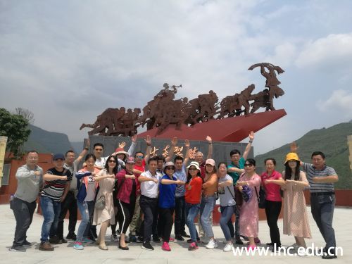 2.考察团一行参观土城古镇四渡赤水纪念馆合影