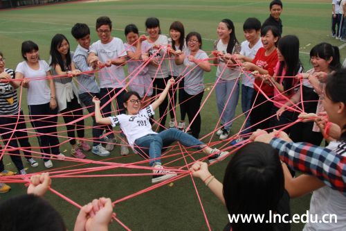 拓展同学在“编织”人脉关系网 摄影/通讯员 吕俊杰