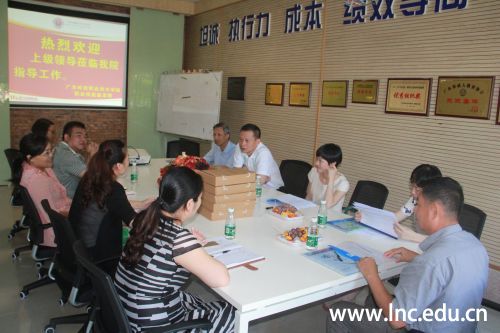 年检专家对我校鉴定所的整体工作给予了肯定。 摄影 通讯员 吕俊杰