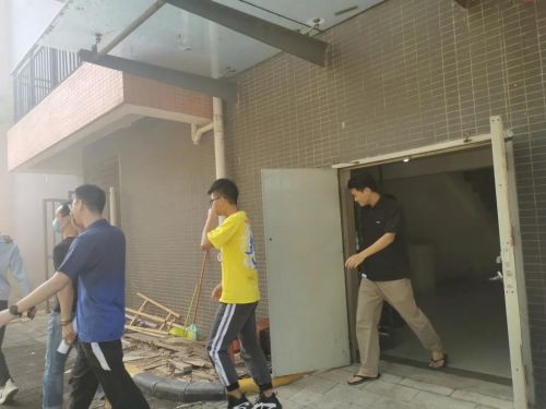 图10 学生从最近的安全出口离开