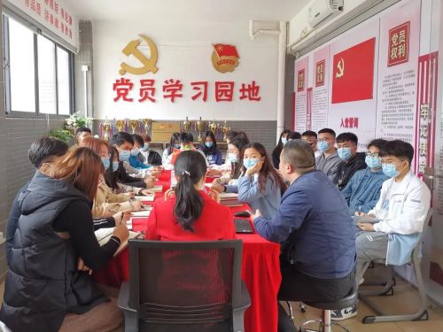 ▲砺能书院党总支召开线下学习会