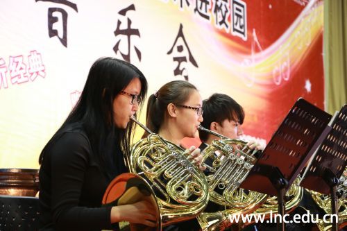 演出现场 摄影学生记者 张英杰