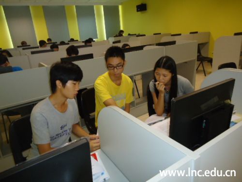 2014年数学建模比赛现场 摄影通讯员 彭刚