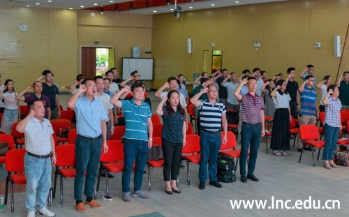 7 图片7：全体党员同志重温入党誓词        