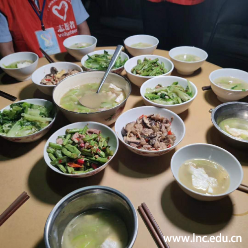 志愿者们为长者准备了一桌丰盛的菜