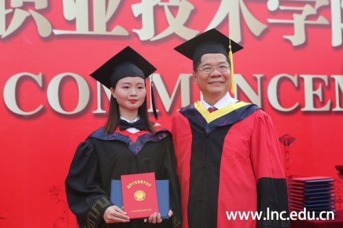 陈思东副校长为毕业生授予毕业证