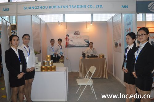 图二 学生参赛团队展位