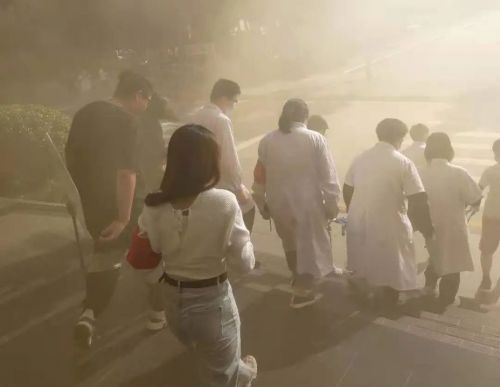 图05 医护人员撤离火场