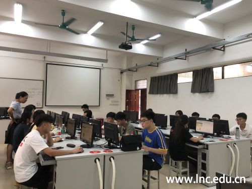 图4：数学教研室老师赛前悉心指导学生