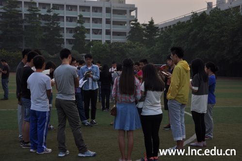 学习会成员在分组朗诵经典诗文 摄影学生记者 曾庆宁 蔡佩露