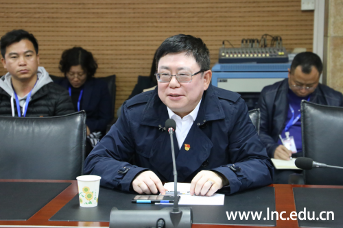 学校校长劳汉生发言