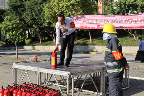 图16 现场总副指挥演示灭火器使用