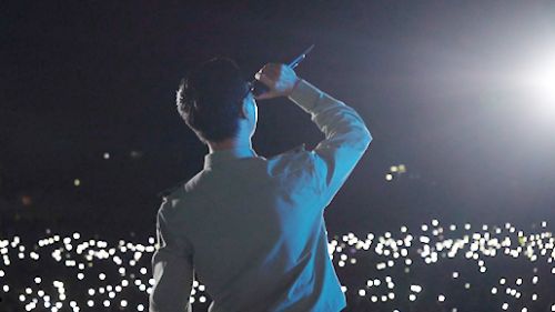 图7-8：卜佳锐老师与黄勇圣团长同台献唱 (2)