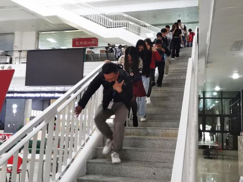 在图书馆模拟真实场景逃生