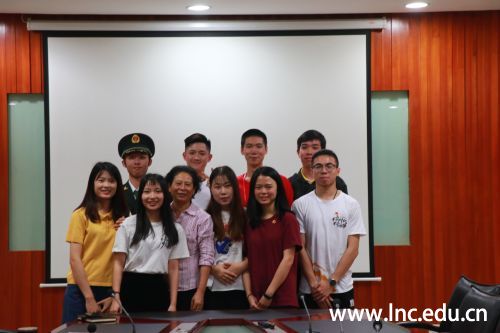 范书记与青年代表们合影