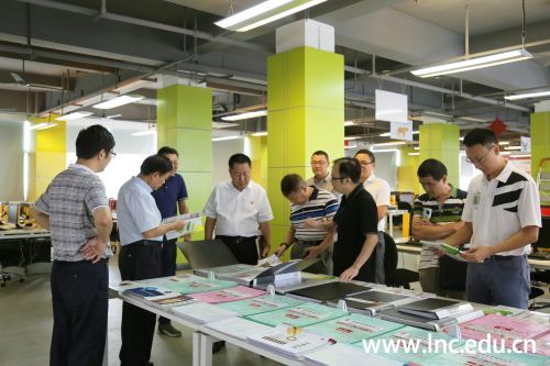 任克勤校长一行人参观学校