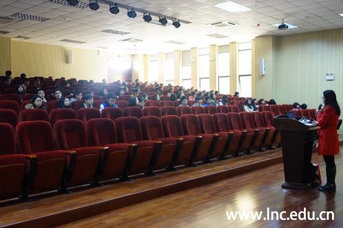 田晶院长在做清远校区本学期最后一场院长大讲坛 摄影学生记者 李伟鹏