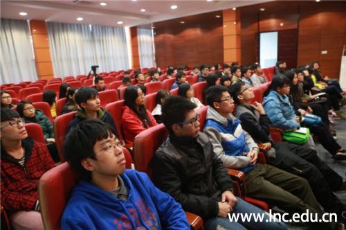 学生认真听取经验