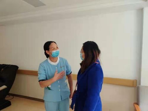 照片3（跟护工组长做情绪疏导）