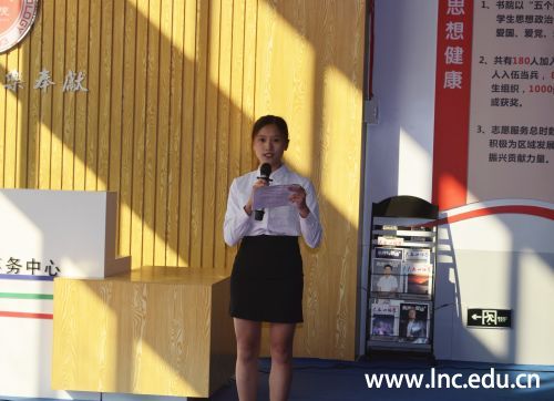 图2明德书院学生事务中心主任黄允诗同学向大家介绍明德书院学生事务中心的概况