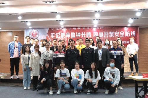 图10：与会嘉宾和学生代表合影 