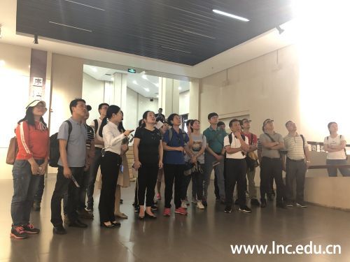 4.考察团一行认真聆听导游讲解四渡赤水的故事