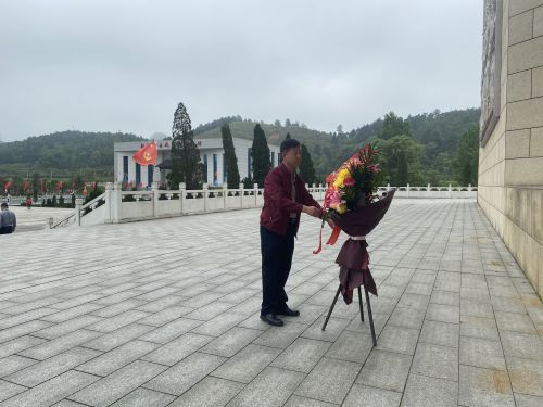 图片11：柴克生书记整理敬献的花篮