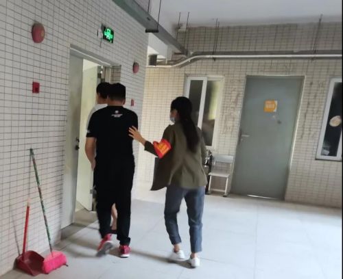 图09 应急疏散组指引学生逃生