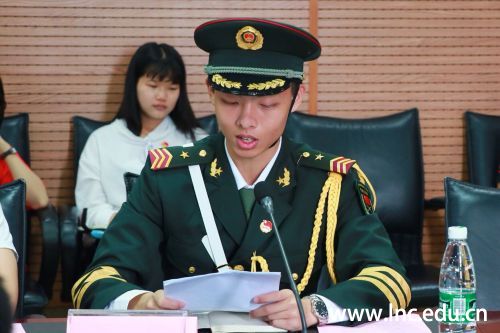 医药健康学院学生代表 陆枳昊(校国旗护卫队成员)