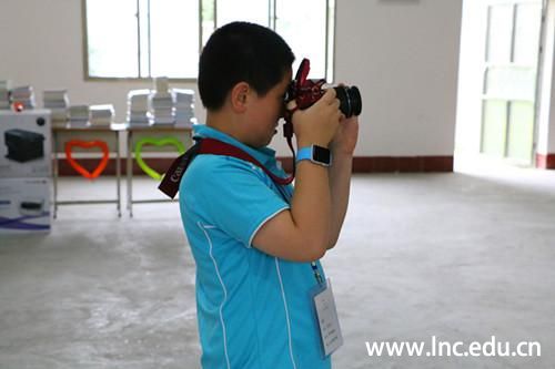 在拍摄现场，时常会出现韦乐的身影