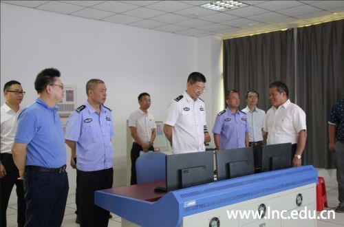 毕副市长一行参观学习监控室