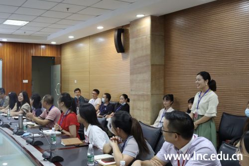 图3-2柴书记与辅导员简单交流