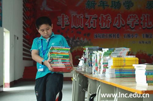 何韦乐在帮助大学生哥哥姐姐搬书