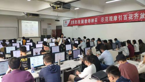 图一 赵教授走到学生中间授课