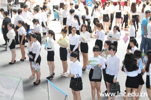 学子们身着正装,准备面试。 摄影学生通讯员 梁舒智