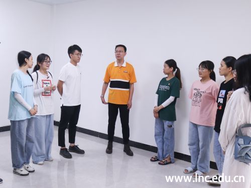 李峻副校长与下乡志愿队亲切交流