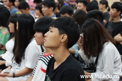 现场听课的学生态度认真 摄影学生记者 周健航