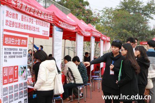 企业代表在介绍该公司的发展前景 摄影学生记者 张英杰