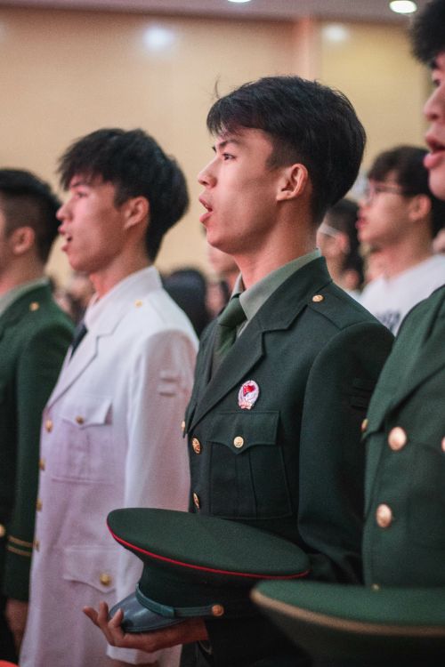 2.全体起立奏唱国歌