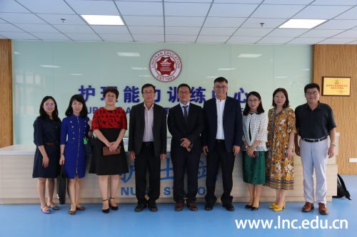 宾主双方在护理实训室前合影