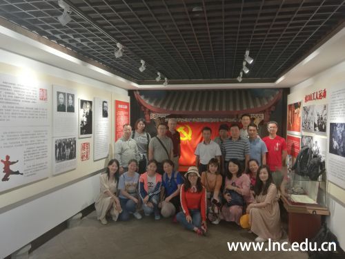 1.考察团一行参观丙安红一军团陈列馆合影